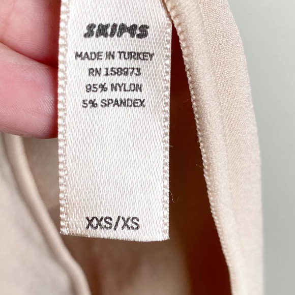 SKIMS Essential Scoop Neck Bodysuit in Sandstone Tan Nude Thin Strap Size XXS/XS - Picture 6 of 9
